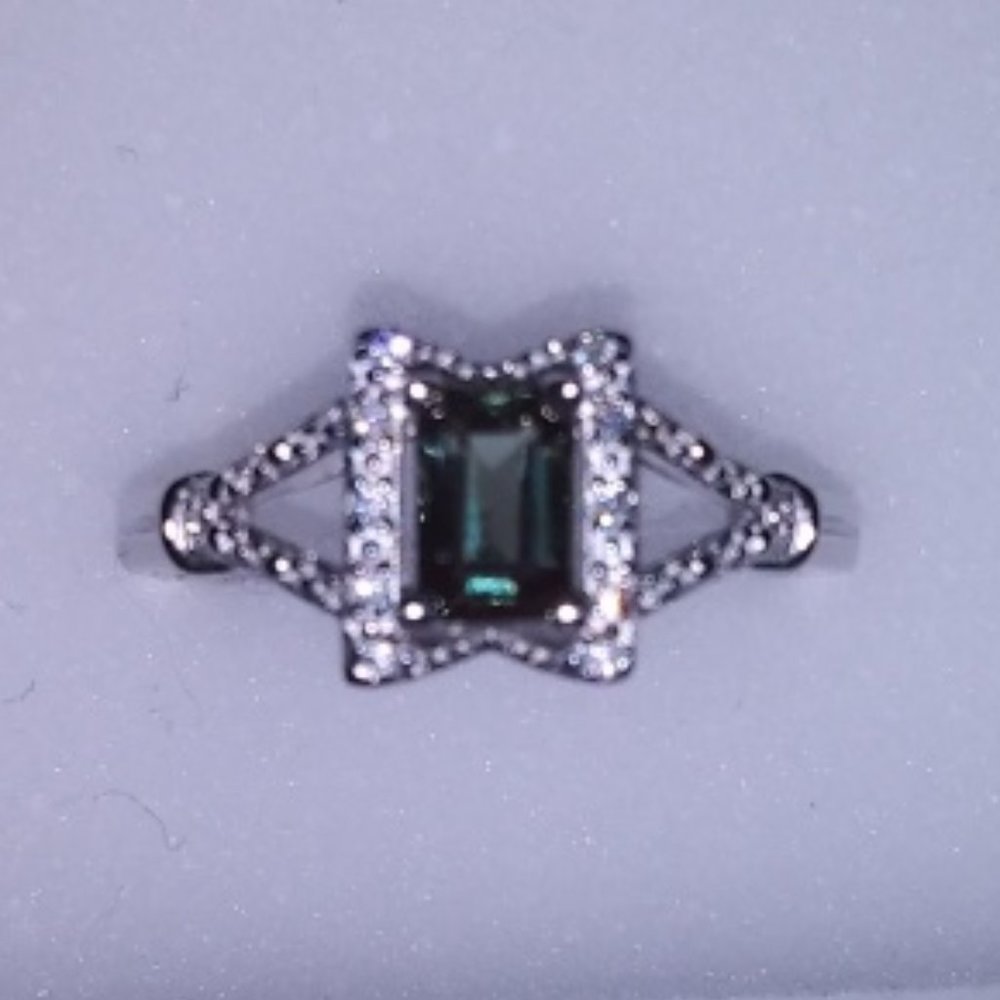 Avon 2015 Sterling Silver Simulated Emerald Ring Size 8 new in Box